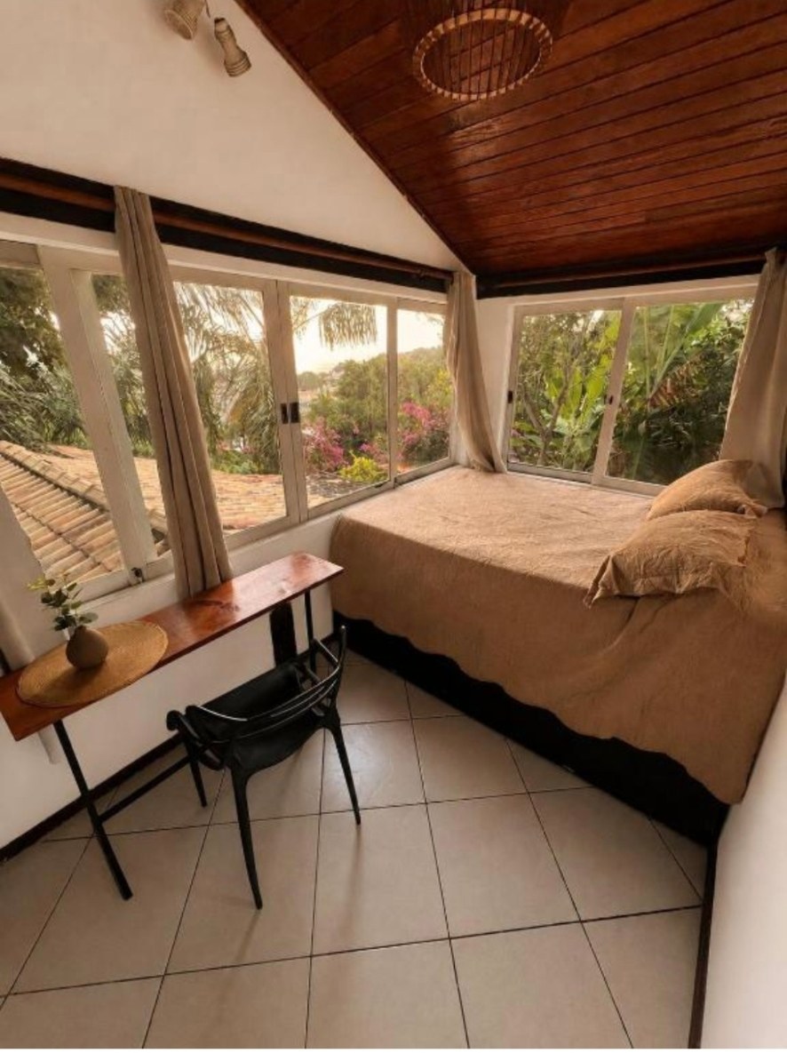 Habitación con ventanales y vista al verde