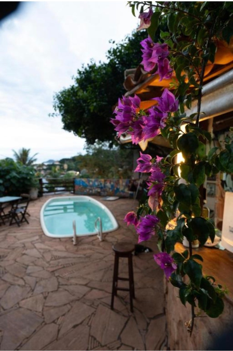 Piscina de la posada rodeada de buganvillas