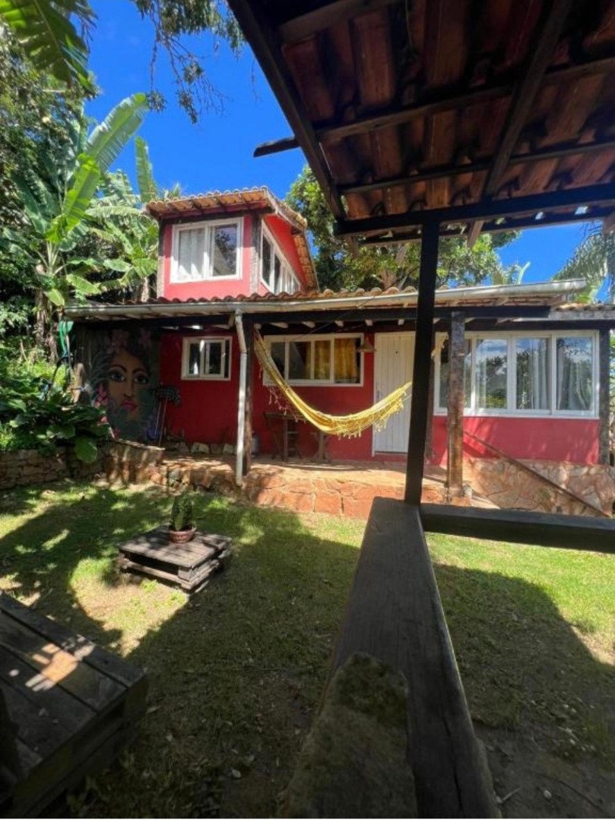 Fachada de la posada en Búzios con jardín y hamaca